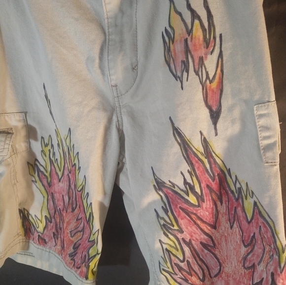Flames Art Levi's Custom Graffiti Style Skater Khaki Cargo Shorts - Picture 3 of 4